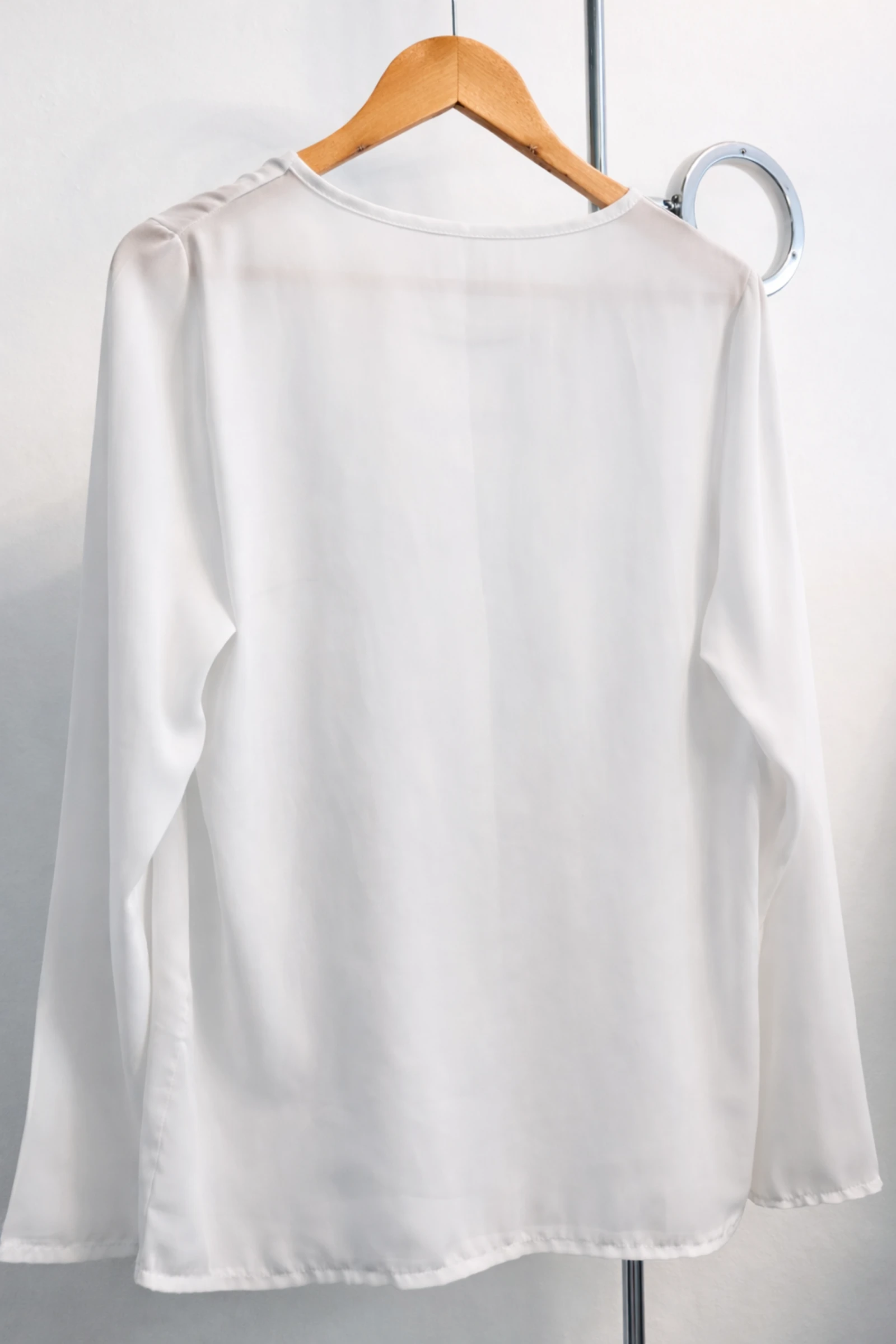 💫 Blusa blanca fluida con detalle de bisutería 🌟 Talla S - Nueva💫 – photo 3